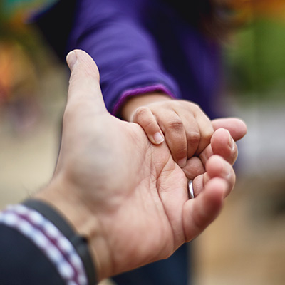 dos personas dándose la mano